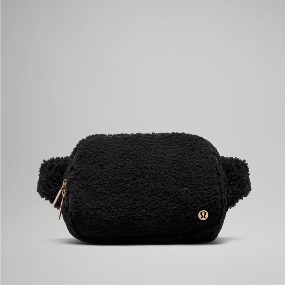 LULULEMON Everywhere Belt Bag - Black - 2L - Fleece - Gold Hardware - Picture 1 of 1